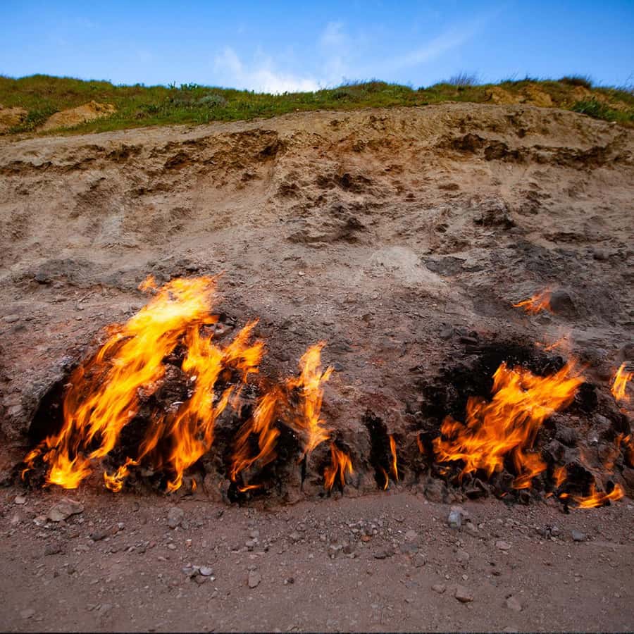Baku: Gobustan, Mud Volcanoes, Fire Temple, & Yanar Dag Tour - Yanar Dag and the fire that keeps burning