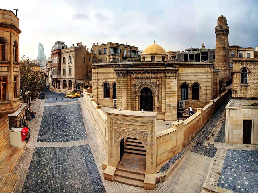 Baku Historical and modern tour in 2-3 hours+FREE Night tour - Entering Icherisheher, Baku’s walled Old City