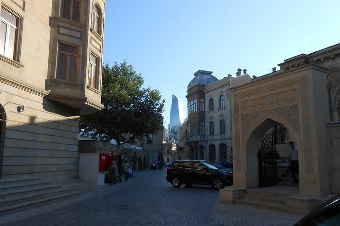Baku Old City Tour - Vahid Monument and an Azerbaijani literary note