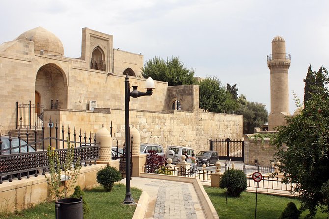 Baku: Old City Walking Tour - Starting among the fountains and shops