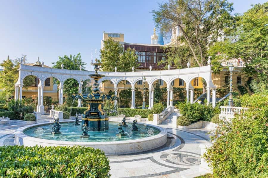 Baku: Stunning Walking Tour of Historical and Modern City - Reaching Highland Park for the best city view