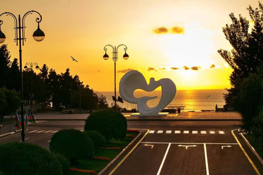 Baku: Sumgait City, Pink Lake & Vibrant Green Bazar Visit - Five Finger Mountain and the climb to the view