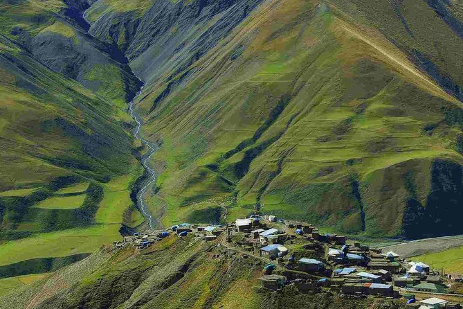 Khinalig - Gleykhudat 1 day hiking tour - The Guba transfer and the rough 4x4 road