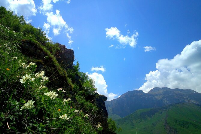Khizi Candy Mountains, Shahdagh Full Day Guided Tour - The 30-minute stop at Khizi Candy Cane Mountains