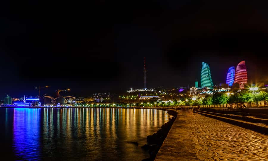 Panoramic Night Baku with Azerbaijan Tour - The Alley of Martyrs Mosque: a brief stop with limited room