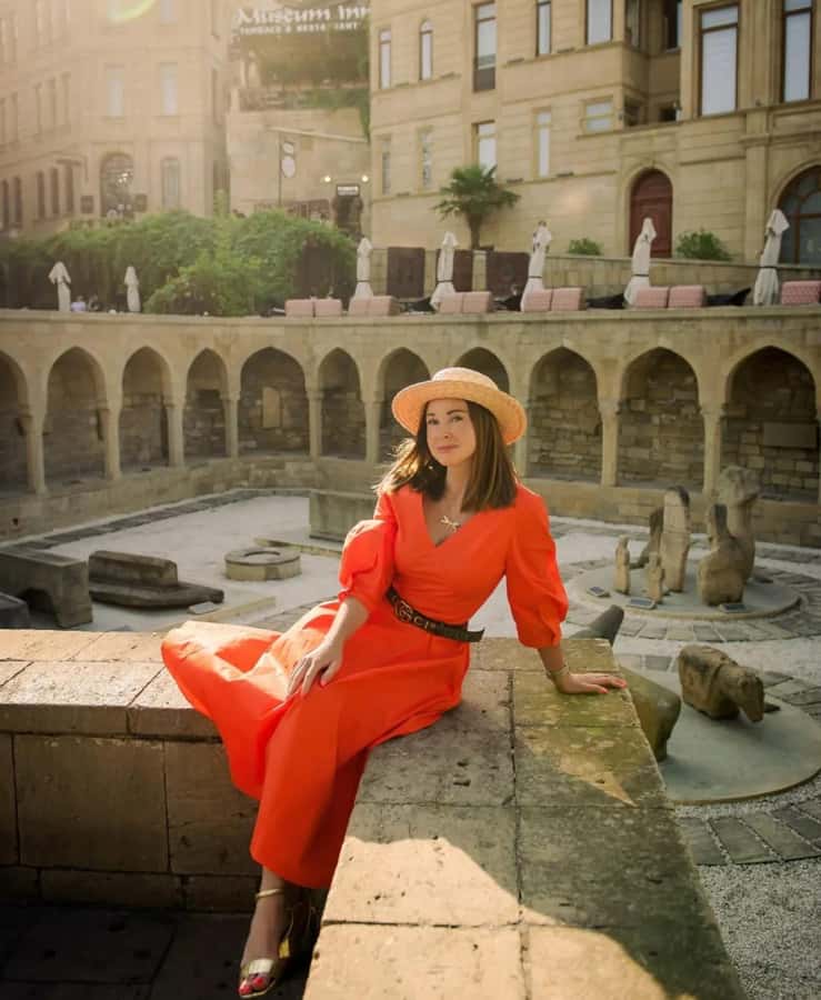 Private Baku Old City Photoshoot - Maiden Tower portraits with a famous Baku landmark